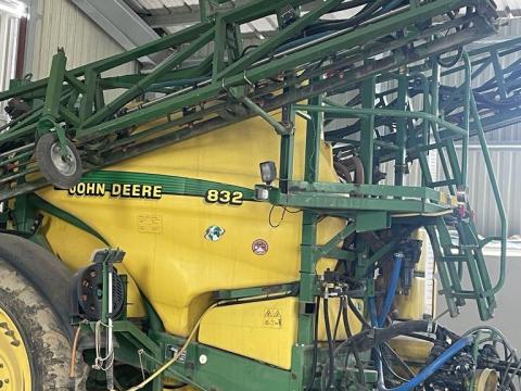Eladó John Deere 832 permetező Eladó John Deere 832 permetező