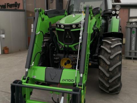 Deutz-Fahr (4 hengeres) traktorra szerelhető BlackBull JX100 homlokrakodó a DORKER Kft-től Deutz-Fahr (4 hengeres) traktorra szerelhető BlackBull JX100 homlokrakodó a DORKER Kft-től