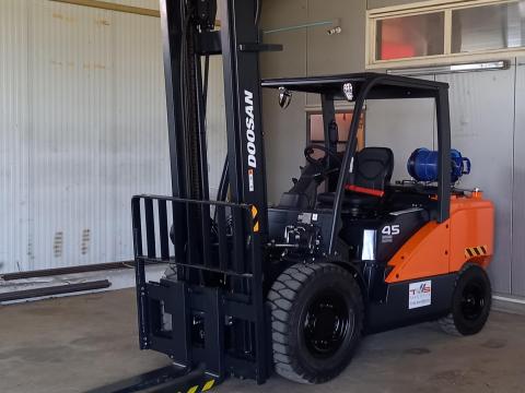Doosan 45SC-7 gázüzemű homlokvillás targonca Doosan 45SC-7 gázüzemű homlokvillás targonca