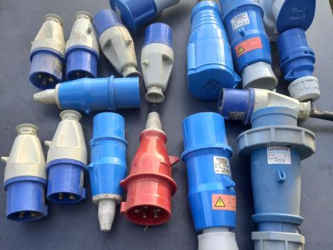 230-400 V csatlakozók eladók 230-400 V csatlakozók eladók
