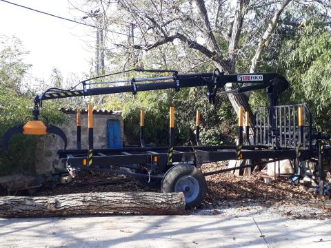 Darus önrakodós pótkocsi, kiközelítő, szivattyúval, új rotátoros rönkfogó, új joystick vezérlés Darus önrakodós pótkocsi, kiközelítő, szivattyúval, új rotátoros rönkfogó, új joystick vezérlés