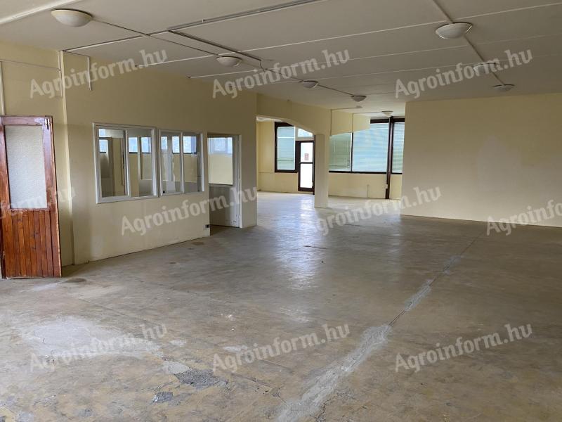 BÚTORBOLTNAK,  GAZDABOLTNAK,  ALATRÉSZ-ÜZLETNEK alkalmas bolthelyiség kiadó