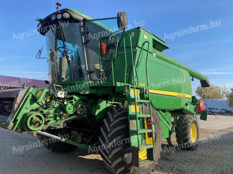 John Deere W660 kombájn adapterekkel