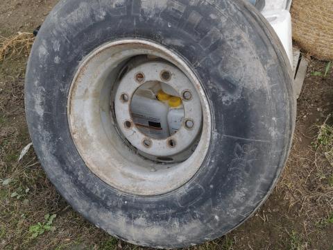 Eladó 425/55R 19.5 gumi felnistől, 8 lyukas HW kocsi pótkereke volt Eladó 425/55R 19.5 gumi felnistől, 8 lyukas HW kocsi pótkereke volt