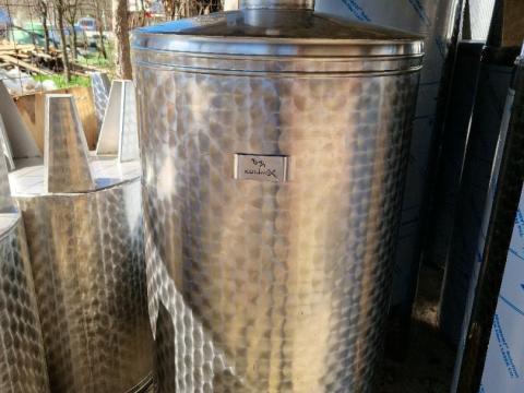 Rozsdamentes acél - inox - bor és pálinka tároló tartály 1.650 liter Rozsdamentes acél - inox - bor és pálinka tároló tartály 1.650 liter
