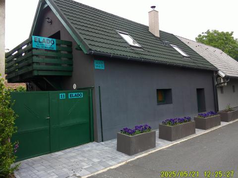 Veszprém megyében, Tapolcán, jó helyen, az Akácfa utca 11-ben, részben felújított régi kőház eladó