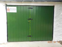 Tapolcán, a Dobó lakótelepen, a legjobb helyen, felújított 18 m²-es kőgarázs eladó