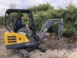 Mini forgókotró, kotró, árokásó nyitott fülkével (1780 kg) / Eurotrac HE18 - 0 % THM