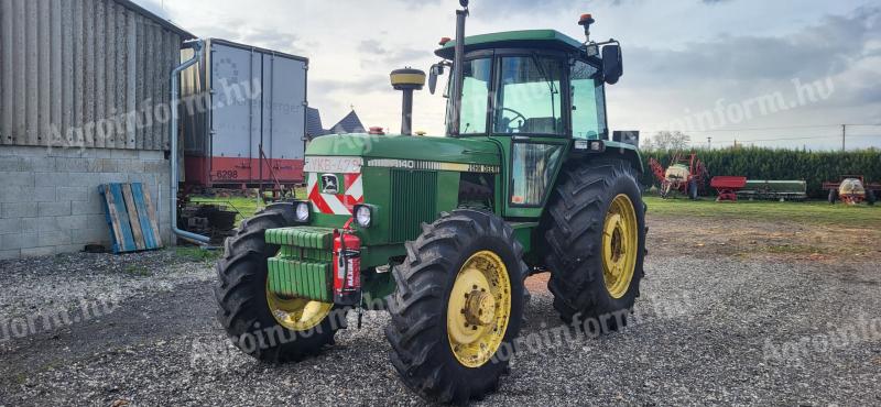 John Deere 3140