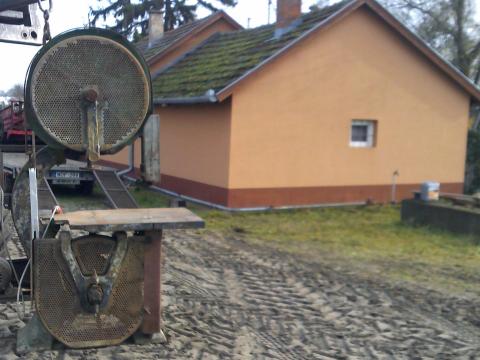 Szalagfűrész, 800-as kerekekkel, gyári Német öntvényvázas, dönthető asztalos Szalagfűrész, 800-as kerekekkel, gyári Német öntvényvázas, dönthető asztalos