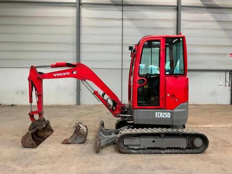 Volvo ECR 25 D / 2015 / 3450 óra / 2 db kanál / Lízing 20%-tól Volvo ECR 25 D / 2015 / 3450 óra / 2 db kanál / Lízing 20%-tól