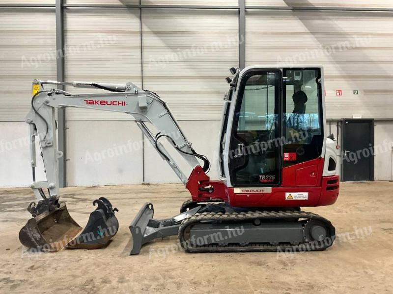 Takeuchi TB235-2 / 2021 / 900 óra / 2 db kanál / Lízing 20%-tól