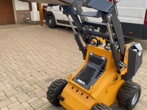 Új Briggs motoros mini homlokrakodó rakodógép 4, 2M helyett 2.090-ért Új Briggs motoros mini homlokrakodó rakodógép 4, 2M helyett 2.090-ért