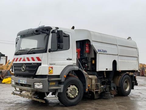 Mercedes Axor 1829 utcai seprő felépítménnyel Mercedes Axor 1829 utcai seprő felépítménnyel