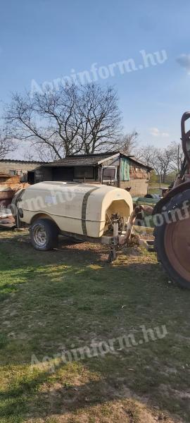 Ültetvényes permetező 2000 literes