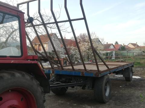 Bálaszállító pótkocsi Bálaszállító pótkocsi
