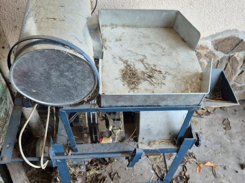 Eladó takarmánydaráló Eladó takarmánydaráló