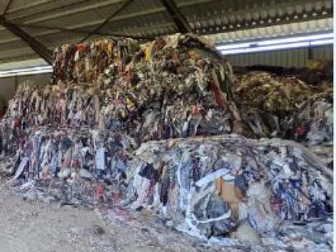 Rongy, szabászati melléktermék, bálázva 2 méter x 1,20 x 1, 20-as bálákban INGYEN elvihető Rongy, szabászati melléktermék, bálázva 2 méter x 1,20 x 1, 20-as bálákban INGYEN elvihető