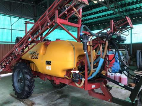 FORRÁS 2000/18 vontatott szántóföldi permetező FORRÁS 2000/18 vontatott szántóföldi permetező