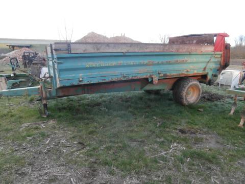 Kirchner 6,5 tonnás trágyaszóró javításra vár