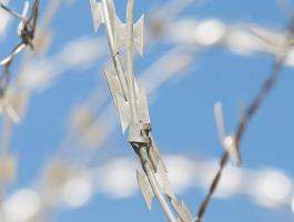NATO háló pengés huzal vadháló drótfonat drótháló oszlop kapu kerítés