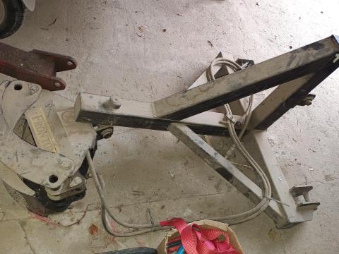 Homlokrakodóra szerelhető rönkfogó,  rönkvonszoló