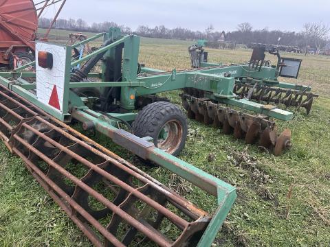 Eladó 4 méter széles vontatott tárcsa rögtörővel Eladó 4 méter széles vontatott tárcsa rögtörővel