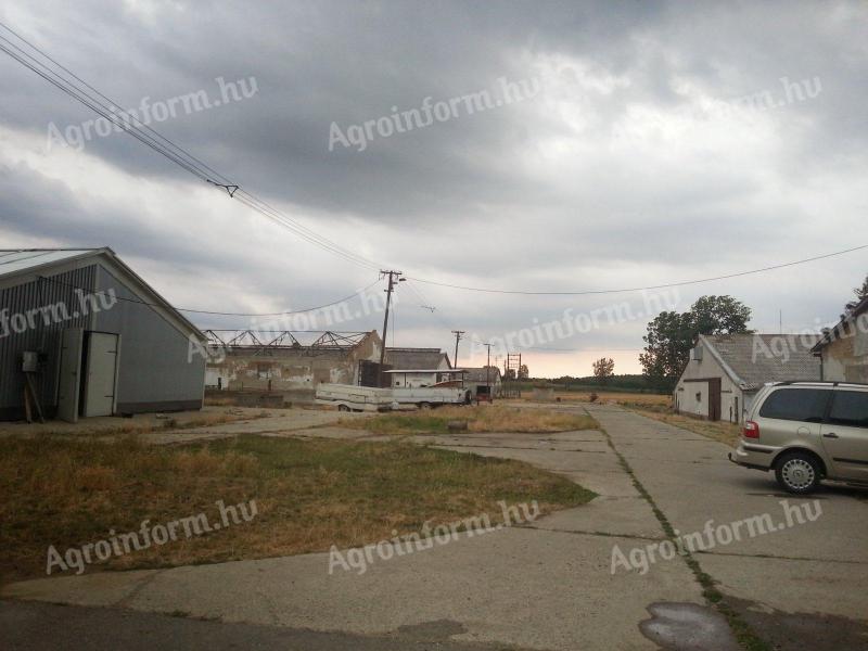 Telep és föld eladó Sárospatak közelében – mezőgazdasági ingatlanok, szántóföld, ipari lehetőség