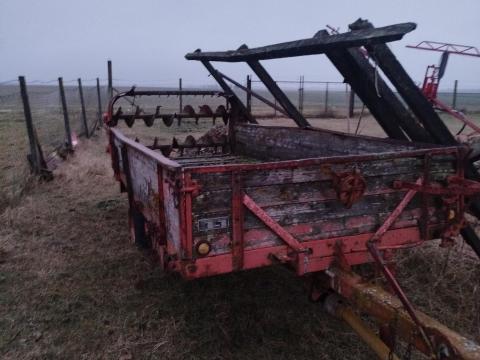 Trágyaszóró pótkocsi eladó Trágyaszóró pótkocsi eladó