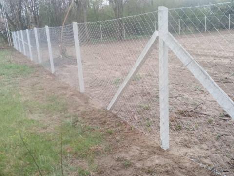 Kerítésépítés. Vadháló,  drótháló,  oszlop,  drótkerítés Kerítésépítés. Vadháló,  drótháló,  oszlop,  drótkerítés