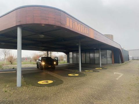 Üvegportálos üzlet előtetővel Üvegportálos üzlet előtetővel