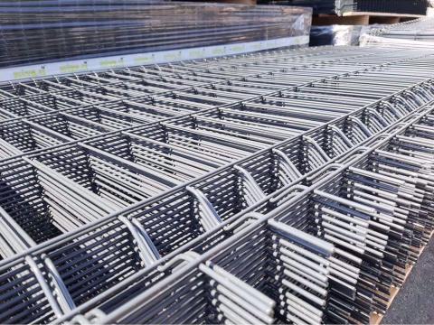 Táblás kerítés,  szögesdrót,  csibeháló,  talajcsavar,  betonoszlop Táblás kerítés,  szögesdrót,  csibeháló,  talajcsavar,  betonoszlop