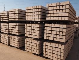 Beton oszlop,  beton lábazati alj,  PVC háló,  csőoszlop zártszelvény