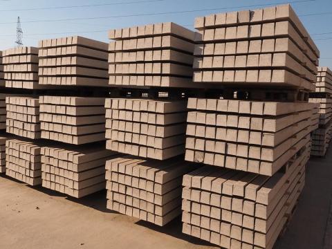 Beton oszlop,  beton lábazati alj,  PVC háló,  csőoszlop zártszelvény Beton oszlop,  beton lábazati alj,  PVC háló,  csőoszlop zártszelvény