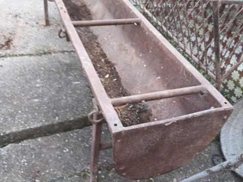 Etető jászol Etető jászol