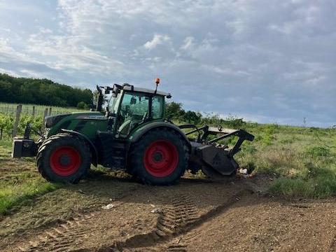 Bózótírtás-tuskó marás Bózótírtás-tuskó marás