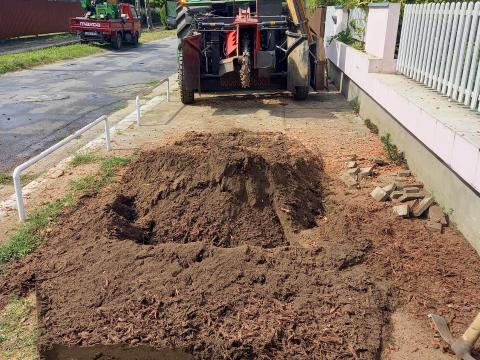 Valtra T-190 traktor Greentec Piranha professzionális, nagyteljesítményű tuskómaróval bérelhető Valtra T-190 traktor Greentec Piranha professzionális, nagyteljesítményű tuskómaróval bérelhető