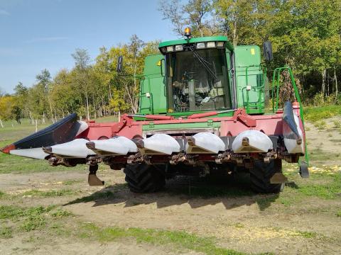 Oros Uni 4+2 + HSA kukorica adapter JD kombájnhoz eladó Balatonlellén Oros Uni 4+2 + HSA kukorica adapter JD kombájnhoz eladó Balatonlellén