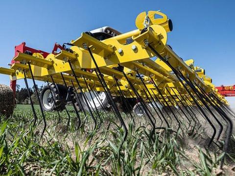 APV AS M1 gyomfésű 12 m munkaszélességben, kiállítási gép APV AS M1 gyomfésű 12 m munkaszélességben, kiállítási gép