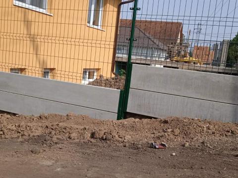 Beton lábazati elem, kerítés lábazat, kerítéspanel, vadháló, drótfonat, drótháló, oszlop Beton lábazati elem, kerítés lábazat, kerítéspanel, vadháló, drótfonat, drótháló, oszlop