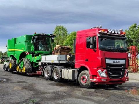 Gépszállítás: kombájn,  traktor,  MTZ,  mobilház,  Dutra,  New Holland,  Claas,  tartály,  John Deere,  eke Gépszállítás: kombájn,  traktor,  MTZ,  mobilház,  Dutra,  New Holland,  Claas,  tartály,  John Deere,  eke
