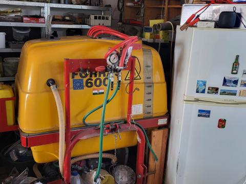 Forrás 600 keret nélküli permetezőgép M73 tömlődobbal Forrás 600 keret nélküli permetezőgép M73 tömlődobbal