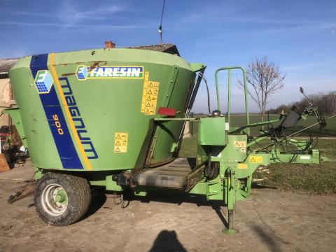 Takarmány keverő kiosztó kocsi Takarmány keverő kiosztó kocsi