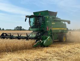 John Deere T560