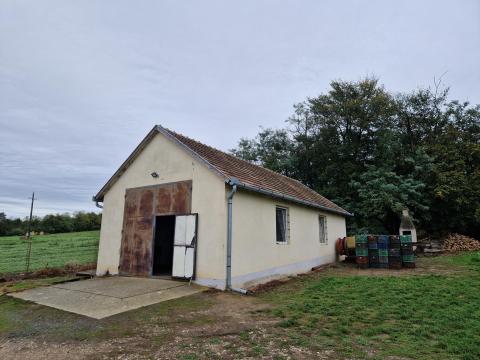 Két hektáros almáskert gazdasági épülettel eladó általános mezőgazdasági ingatlan Két hektáros almáskert gazdasági épülettel eladó általános mezőgazdasági ingatlan