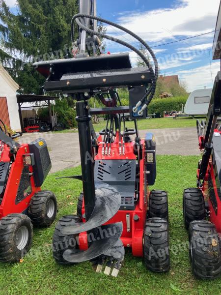 Mini quad rakodó és adapterei: targonca villa,  földfúró,  árokásó,  rota,  betonkeverő,  kanál