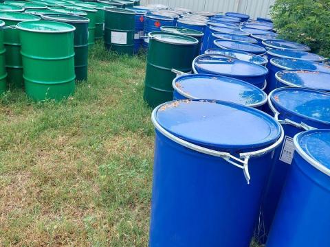 Újszerű csatos fém hordó 200 l – festett belsővel