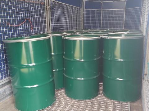 Újszerű csatos fémlemez hordó 200 l - festetlen belsejű Újszerű csatos fémlemez hordó 200 l - festetlen belsejű