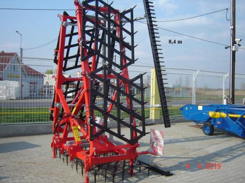 Borona 8,4 m + hátsó simító Borona 8,4 m + hátsó simító