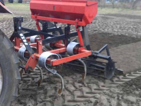 Faza 6 vibrokapás,  155 cm széles gruber,  vetőládával szerelve,  szőlőben volt használva Faza 6 vibrokapás,  155 cm széles gruber,  vetőládával szerelve,  szőlőben volt használva